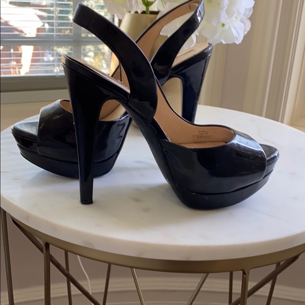Black pumps